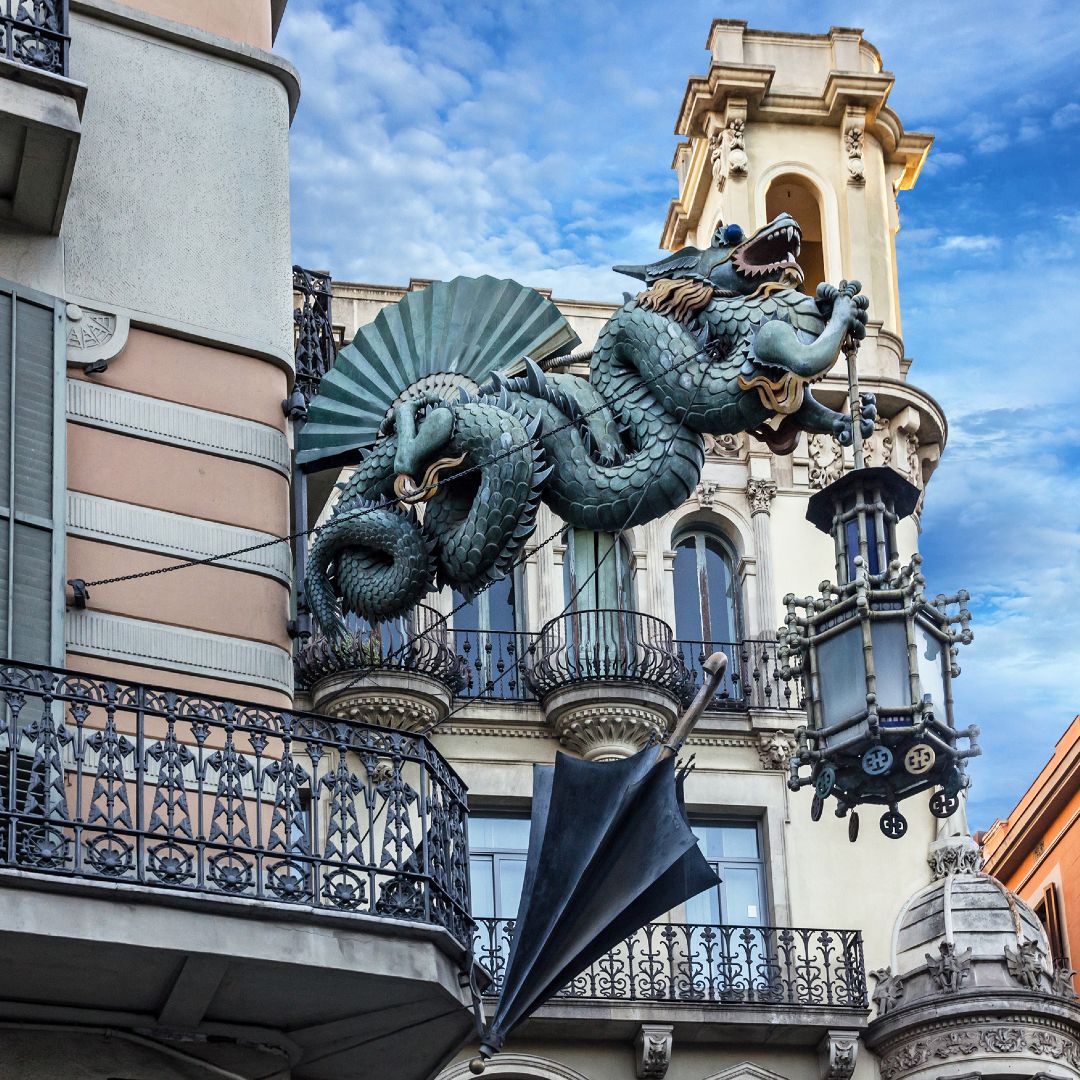 Drachenstatue im Haus der Regenschirme, in den Ramblas von Barcelona, Katalonien, Spanien