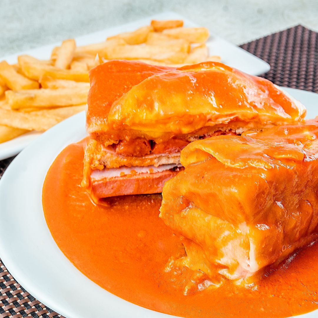 Francesinha, cuisine typique de Porto, Portugal